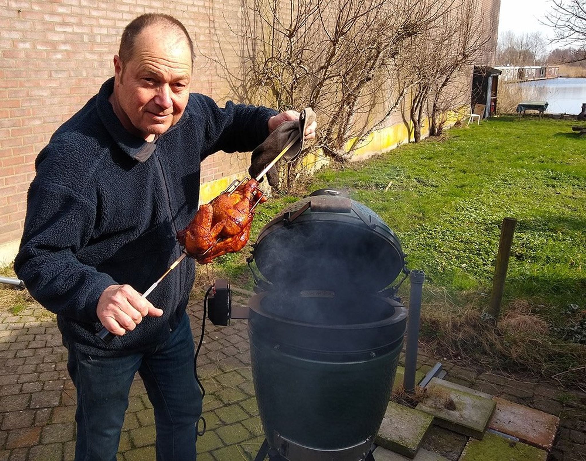 Marcel-is-trots-op-zijn-perfect-gegrilde-kippetje-van-het-spit-1