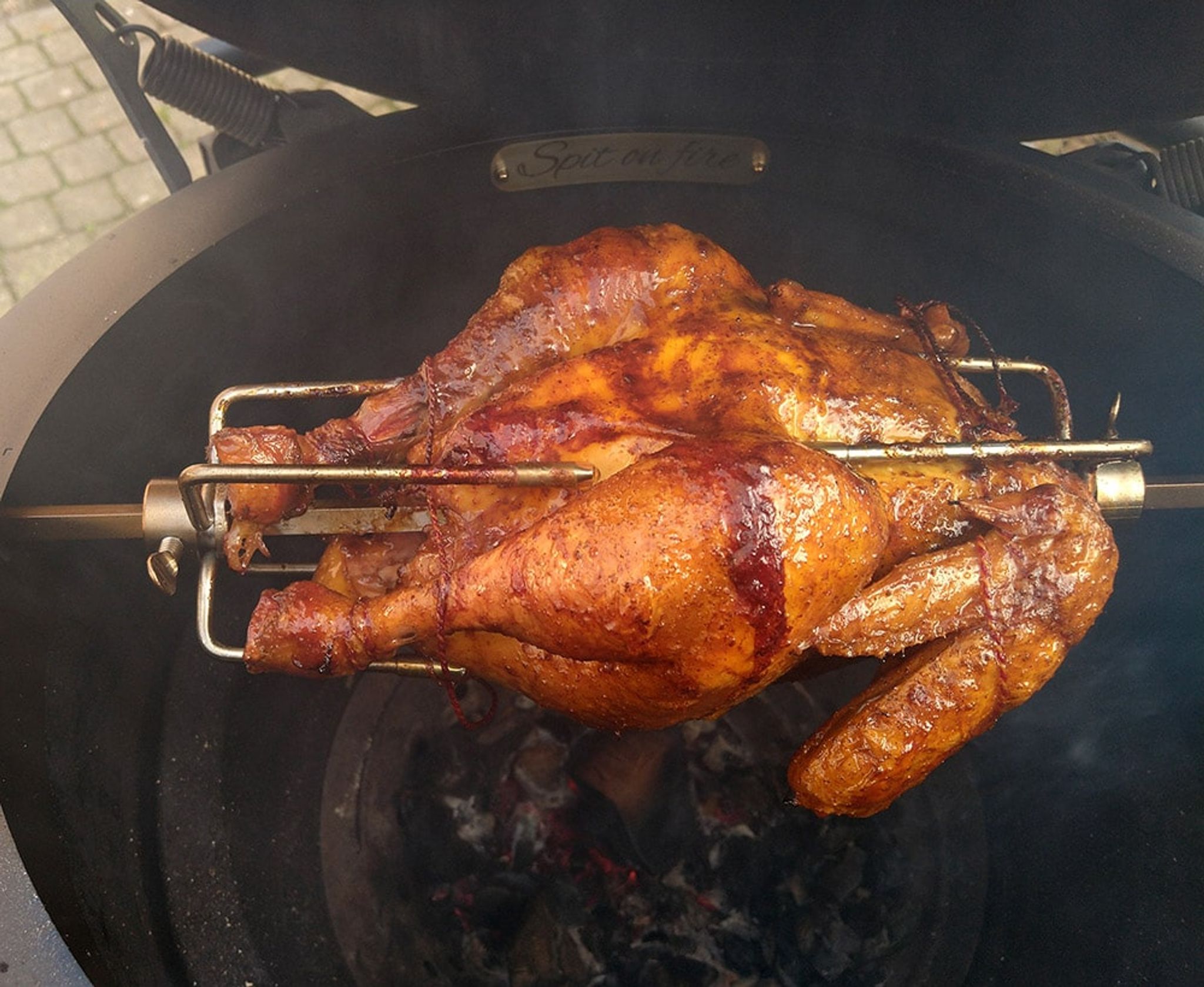 small-Met-een-draaispit-op-je-barbecue-gril-je-de-lekkerste-kip